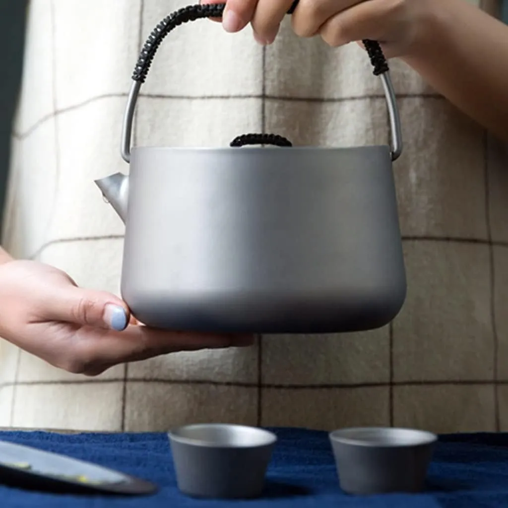 Kettle for Stove top 1L Titanium Kettle Outdoor Camping Coffee Tea Pot Water Kettle Apply to Induction Cooker for Picnic Travel Home Use Kitchen Supplies Teapots (One Color 1L/33.8OZ)