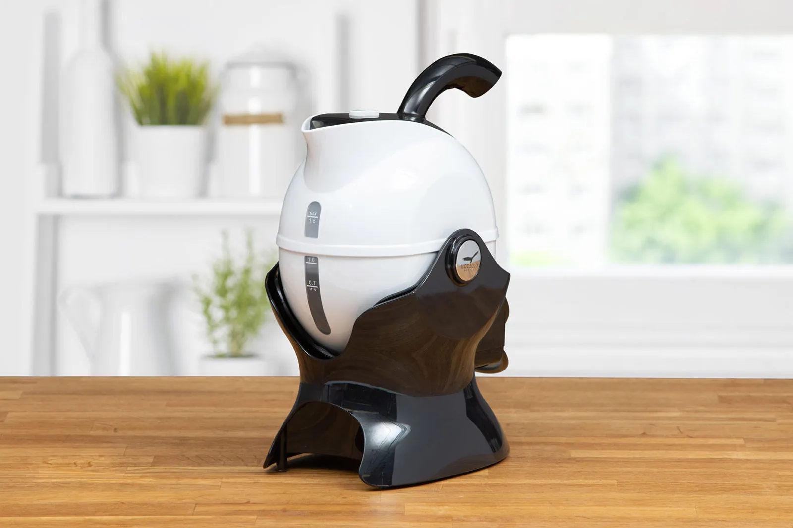Uccello Kettle – Effortless Pouring. Ergonomic Disability Tipping Aid
