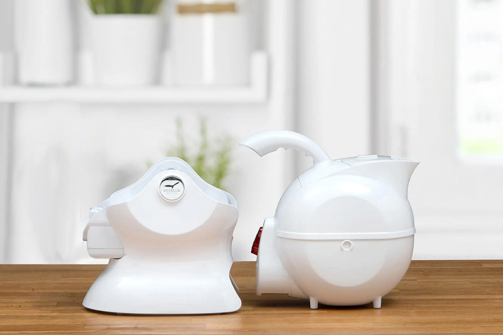 Uccello Kettle – Effortless Pouring. Ergonomic Disability Tipping Aid